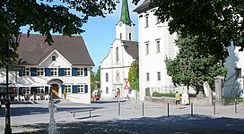 Im Zentrum von Hohenems. Links der Gasthof Löwen, mitte die Stadtpfarrkirche St.Karl, erbaut 1797 und rechts der Palast.