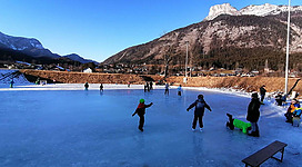 Eislaufen am Eislaufplatz Brunnerplatz