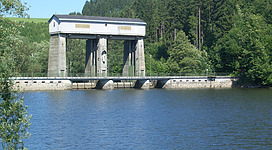 Das Foto zeigt den Stausee Neufelden mit der Staumauer.
