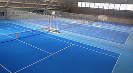 Indoor-Tennisplätze mit blauem Boden in der Donauhalle in Ottensheim