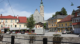 Kath. Pfarrkirche hl. Martin in Straßwalchen, davor der Marktplatz, davor der Hainbach zum Schwemmbach.