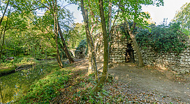 Tempel der Nacht und Bogenbrücke im Schlosspark von Schönau