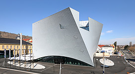 Südwestansicht des neuerrichteten Museumgebäudes „Landesgalerie Niederösterreich“ in der Stadtgemeinde Krems an der Donau.Der Bau mit 3.000 m² Ausstellungsfläche auf fünf Ebenen wurde von 2016 bis 2019 um ca. 35 Mio. € nach Plänen des Architektenbüros Marte.Marte von der Baufirma Dywidag errichtet.