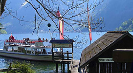 Das Bild zeigt den Glücksplatz am Hallstättersee in Bad Goisern mit der Schiffstation.