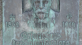 Denkmal des Mundartdichters Josef Krempl.\nStandort: Volksschule Taufkirchen/Tr.
