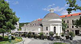 Das ehemalige Josefsbad an der Adresse Josefsplatz 2 in der niederösterreichischen Stadt Baden.Nachdem durch die Türkenbelagerung 1683 der Vorgängerbau zerstört wurde, errichtete man 1697 einen barocken Rechteckbau. 1804 wurde dieser ostseitig mittels einem klassizistischen runden Kuppelbau erweitert. Dieses Bauwerk wird dem k.k. Hofarchitekten Louis Montoyer zugeschrieben. Seit den 1970er Jahren wird das ehemalige Josefsbad als Gastronomiestätte genutzt.