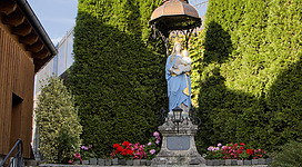 Bachschmiede Wals, Monument für die Bachschmiedefamilie beim Friedhof, Gemeinde Wals-Siezenheim Bezirk Salzburg-Umgebung)