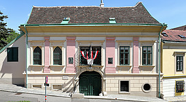 Der hackhofergassenseitige Trakt des Lehar-Schlössls in Nussdorf, ein Bezirksteil des 19. Wiener Gemeindebezirkes Döbling.Ursprünglich war es ein Freihof, der 1737 in den Besitz von Joachim Georg Gschwandner gelang. Dieser ließ das Gebäude umbauen und gab ihm im Wesentlichen sein heutiges Aussehen, obwohl es später auch noch mehrfach umgebaut wurde. 1803 kaufte Emanuel Schikaneder das Schlössl, daher auch der Name Schikaneder-Schlössl, und von 1932 bis zu seinem Tod gehörte es dem Operettenkomponisten Franz Lehár.