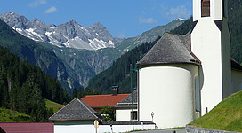 Pfarrkirche "Maria vom guten Rat" in Hinterhornbach. Im Hintergrund von links nach rechts: Großer Krottenkopf, Öfnerspitze, Krottenspitze