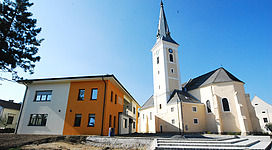 Gemeindeamt und Pfarrkirche von Haugsdorf in Niederösterreich
