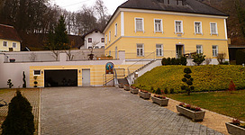 Pfarrhof und Gartenmauer, Uttendorf