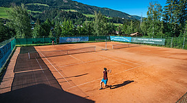 Tennis spielen am Tennisplatz Abfaltersbach
