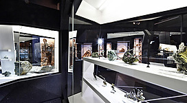 Ein modernes Museum mit Ausstellungsregalen, die mineralogische Objekte zeigen. Die Räume sind gut beleuchtet und zeigen verschiedene Sammlungsstücke.