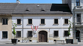 Das Geburtshaus des Komponisten Franz Schubert (31. Jänner 1797 geboren) am Himmelpfortgrund, heute Nußdorfer Straße 54 im 9. Wiener Gemeindebezirk Alsergrund. 1908 beschloss der Gemeinderat das Haus anzukaufen und darin ein Schubertmuseum einzurichten, das am 18. Juni 1912 eröffnet wurde und bis heute besteht.