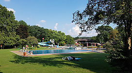 Beachvolleyball im Erlebnisbad spielen