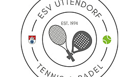 Tennis spielen am Tennisplatz