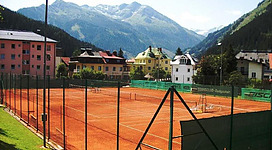 Tennis spielen am Tennisplatz Poser