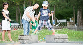 Minigolf spielen beim Strandbad Wallersee