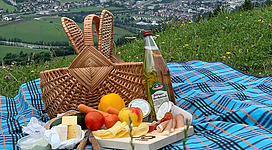 Ein Picknick am Berg Picknickplatz machen