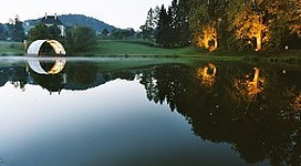 Nepomukteich in Waldhausen im Strudengau: Eine ruhige Berglandschaft spiegelt sich in einem Gewässer wider. Bäume und Büsche säumen die Ufer in herbstlichen Farben. Die Oberfläche des Wassers ist glatt und friedlich, was eine idyllische Atmosphäre vermittelt.