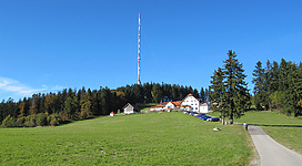 Blick auf den Lichtenberg von Süden her mit der Sendeanlage im Hintergrund