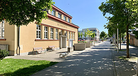 Der neue Marktplatz von Deutsch-Wagram mit begrünten Verweilzonen, Hochbeeten, Spring- und Trinkbrunnen, E-Bike Ladestationen, Musikschulgarten samt integrierter beidseitig bespielbarer Bühne wurde am 5. Juli 2020 feierlich eröffnet.