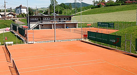 Tennis spielen am Tennisplatz