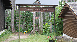 Aussichtswarte Guglzipf, Nebengebäude, Abgang über Kinderspielplatz über Waldlehrpfad in der Stadt Berndorf im Talgrund