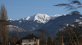 der Hohe Freschen im Bregenzerwaldgebirge Blick von Meiningen (Vorarlberg) in Vorarlberg; Quellgebiet der Dornbirner Ach. Links im Hang die Gemeinde Viktorsberg.