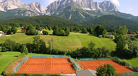 Tennis spielen am Tennisplatz Going