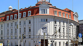 Westansicht des Gebäudekomplexes Akademietheaters und Konzerthauses im 3. Wiener Gemeindebezirk Landstraße.Er wurde nach Plänen der Architekten Ludwig Baumann, Fellner und Helmer im Auftrag der 1908 gegründeten Wiener Konzerthausgesellschaft von 1911 bis 1913 errichtet. Nach der Fertigstellung wurde das heutige Akademietheater als Übungsbühne für die „Akademie für Musik und darstellende Kunst“ dem Staat übergeben, der sich bei der Errichtung finanziell beteiligte. Die Eröffnung des Konzerthauses erfolgte am 19. Oktober 1913 und die der Übungsbühne (Akademietheater) am 4. Februar 1914 mit Giuseppe Verdis Ein Maskenball. Seit 8. September 1922 dient es dem Burgtheater als Zweigstelle.