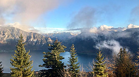 Ausblick von der Aussichtsplattform in Unterach am Attersee.