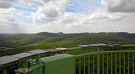 de:Wien-Ottakring, Aussichtsplattform de:Jubiläumswarte, Blick nach Nordwest mit de:Sendeturm Exelberg im Norden