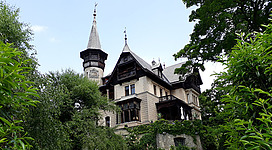 Schloss mit spitzen Türmchen und Parkanlage