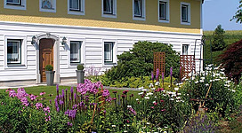 Vierkanthof mit Hofgarten in der Region Linz-Land.