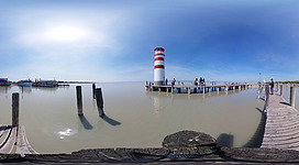 Leuchtturm Podersdorf, Neusiedler See, Burgenland, 2021.
Der Leuchtturm Podersdorf am Neusiedler See ist einer der wenigen Leuchttürme in der Republik Österreich und gleichzeitig einer der südlichsten Leuchttürme im ganzen deutschsprachigen Raum.

Panoramaviewer