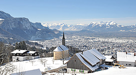 Blick über die Kapelle Hl. Ottilie in Oberfallenberg über Dornbirn, das Rheintal und auf die Schweizer Berge des Alpsteins und Alviers.