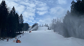 Blick vom Tal auf die Schipiste, dem Steilhang und dem Schlepplift