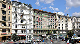 Die Linke Wienzeile auf der Höhe der Kettenbrücke(ngasse) im 6. Wiener Gemeindebezirk Mariahilf mit dem „Majolikahaus“ von Otto Wagner im Bildzentrum.Ganz links Haus Nr.44, Wohnhaus des Heldentenors Hermann Winkelmann (1849–1912), anschließend Haus Nr. 42, ein reich gegliedertes historistisches Wohn- und Geschäftshaus, das von 1896 bis 1897 nach Plänen von Rudolf Kmunke errichtet wurde. Im Anschluss Haus Nr. 40, auch „Majolikahaus“ bezeichnet, ein Miethaus, das von Otto Wagner 1898/1899 errichtet wurde und das Eckhaus „Köstlergasse“ mit vergoldetem secessionistischem Dekor, wiederum ein von Otto Wagner 1898/1899 errichtetes Haus und ganz rechts Haus Nr. 36, ein monumentales späthistoristisches Mietpalais, erbaut 1897 nach Plänen von Franz Ritter von Neumann. Rechts im Vordergrund die Kettenbrücke und der Naschmarkt.