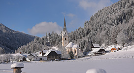 Ansicht des Ortskerns von Schöder, Steiermark, mit Pfarrkirche "Maria Schöder" ,Blick Richtung Krakautal