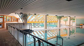 Schwimmbecken und Ruhezone