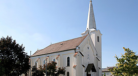 Katholische Pfarrkirche hl. Antonius von Padua in der burgenländischen Marktgemeinde Raiding. Die Kirche wurde 1927 unter Einbeziehung des alten Turmes an Stelle einer älteren Kirche errichtet.