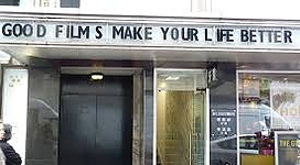 Stadtkino Grein in Grein: Auf der Fassade sieht man einen Schriftzug, der eine Botschaft vermittelt. Drinnen befindet sich möglicherweise ein Kino oder eine ähnliche Einrichtung, die sich auf die Filmproduktion spezialisiert hat.