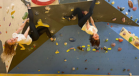 Ein Fußballmatch in der Urkraft Arena anschauen