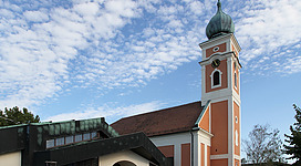 Katholische Pfarrkirche hl. Bartholomäus in der burgenländischen Gemeinde Illmitz. Ein spätbarocker Sakralbau, der von 1775 bis 1792 errichtet wurde. 1977/78 wurde nach den Plänen der Architekten Klaus Becker und Erich Eberstaller ein moderner Neubau an der Nordseite der barocken Kirche errichtet und ein Durchgang zwischen den beiden geschaffen.