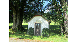 Blick auf die Kapelle, seitlich Bäume