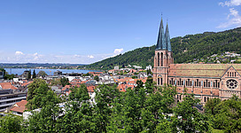 Die 1905–1908 erbaute dreischiffige Basilika mit neugotischen Altären und Kanzel ist mit den beiden 62 m hohen Türmen das größte neugotische Bauwerk im Bodenseeraum.