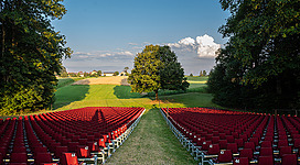 die-naturschaubuehne-in-frankenburg-bei-tageslicht-hausruckwaldtourismus-wuerfelspielgemeinde-albertmoser