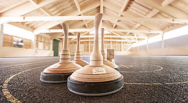 Stockschießen in der Asphaltstockhalle Zloam