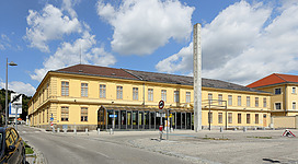 Die Kunsthalle Krems in Stein an der Donau, ein Ortsteil der niederösterreichischen Stadt Krems.1850 wurde aufgrund der guten Verkehrslage an der Donau und der Nähe zu Wien die Zigarrenfabrik Stein zur Produktion von Virginier-Zigarren errichtet. Zu diesem Zwecke wurde ein Gasthof angekauft und von Adalbert Wohlschläger umgebaut, beziehungsweise das zweigeschossige Hauptgebäude mit hakenförmigen Grundriß errichtet. Nach dem Neubau der Fabrik in der Dr.-Karl-Dorrek-Straße von 1918 bis 1922 diente es als Rohstofflager. Später wurde es von der Firma Eybl genutzt. Von 1994 bis 1995 erfolgte durch Architekt Adolf Krischanitz ein Umbau zu einer Ausstellungshalle mit rd. 1400 m2 Ausstellungsfläche. Am 31. März 1995 fand mit der Ausstellung „Wasser und Wein“ die Eröffnung der Kunsthalle Krems statt.